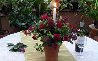Make a Christmas arrangement; a quick and easy table centrepiece