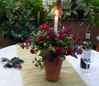 Make a Christmas arrangement; a quick and easy table centrepiece
